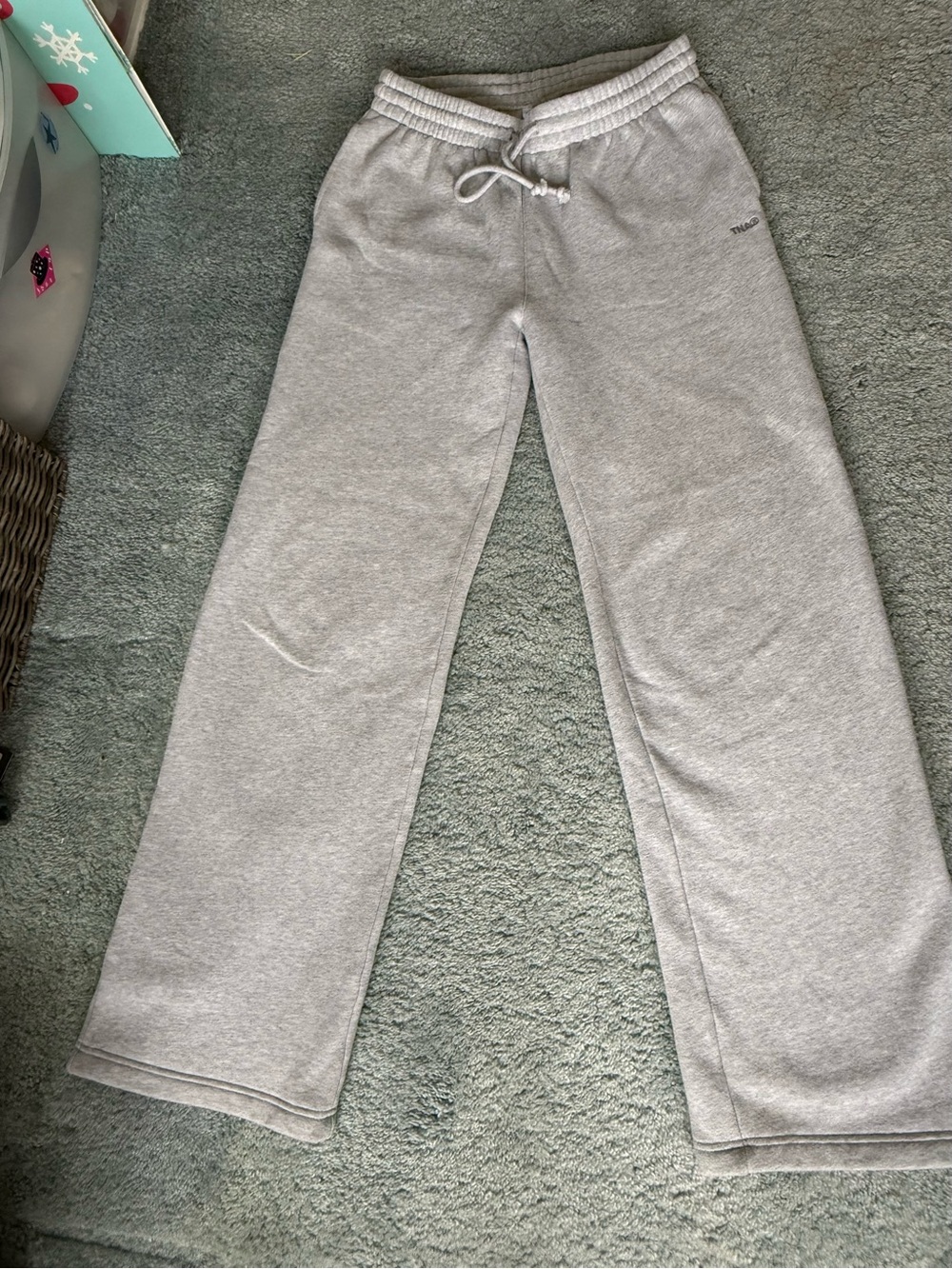 Woman’s Aritzia Light Gray Wide-Leg Sweatpants